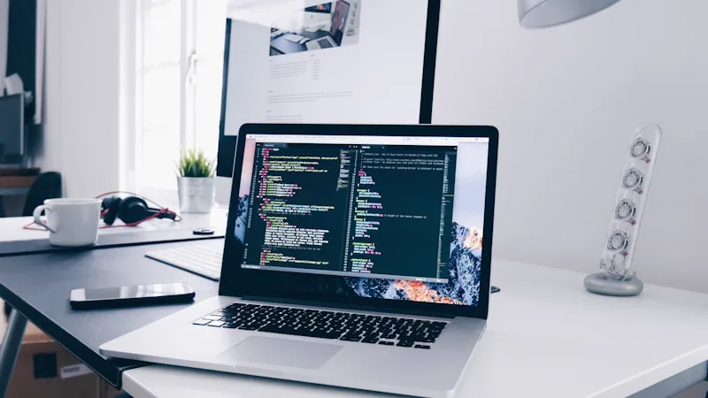 Espace de travail de développeur web avec code et design