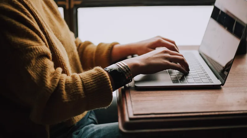 Freelance travaillant seul sur un projet web