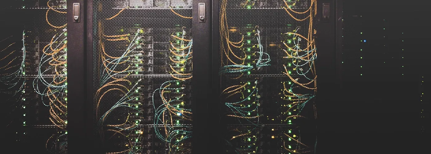 Salle de serveurs avec racks éclairés en bleu — hébergement de données privées